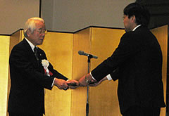 井戸知事より盾を授与される道谷法学部長