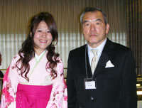 頼筱文さん(左)、岡田言語教育研究科長(右)