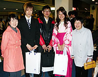 井上雅司さん(中央)、竹田有希さん(左から2人目)