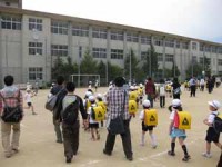 下校する児童に付き添う参加学生 下校する児童に付き添う参加学生