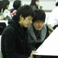 熱心に聞き入る学生 熱心に聞き入る学生