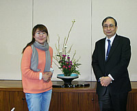 本多学長と研修生キム ミ ジョンさん 本多学長と研修生キム ミ ジョンさん