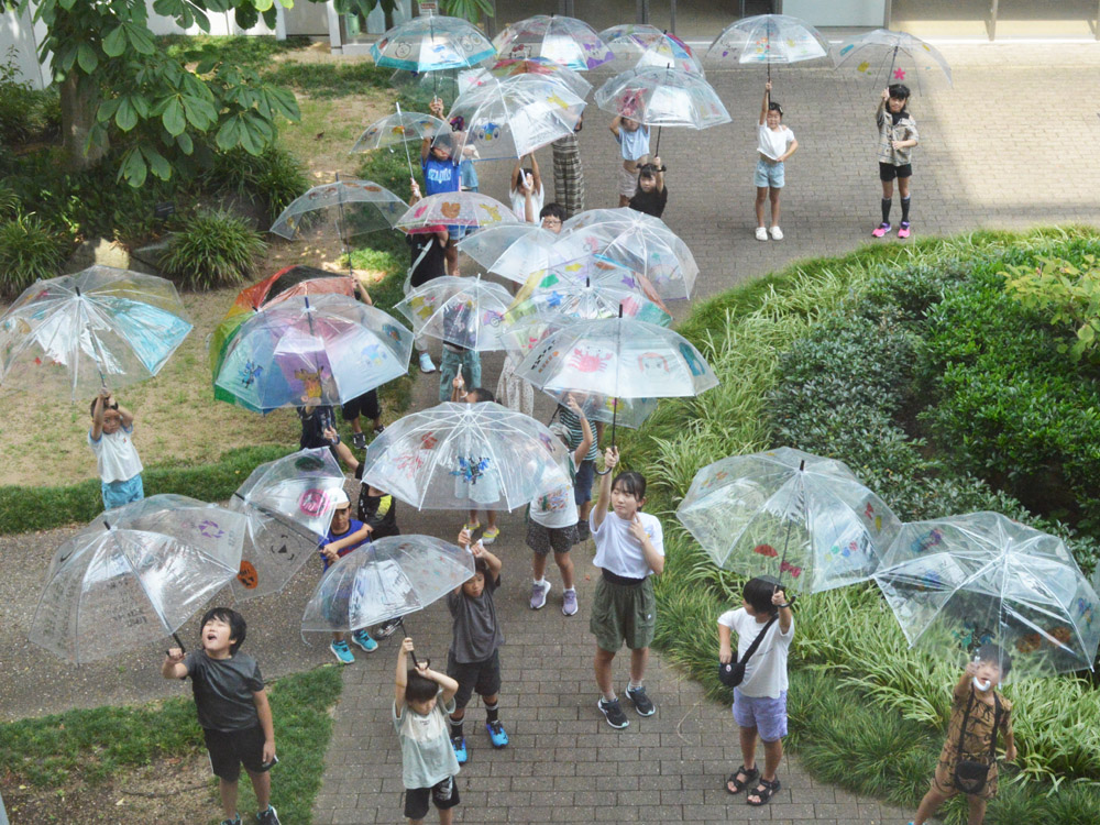 作業療法学科が夏休みふれあい工作教室『世界に一つだけの傘づくり』を開催しました。
