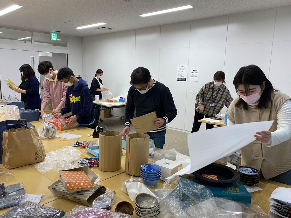 【ボランティア活動】チャリティーバザーの梱包作業 [COLORS]