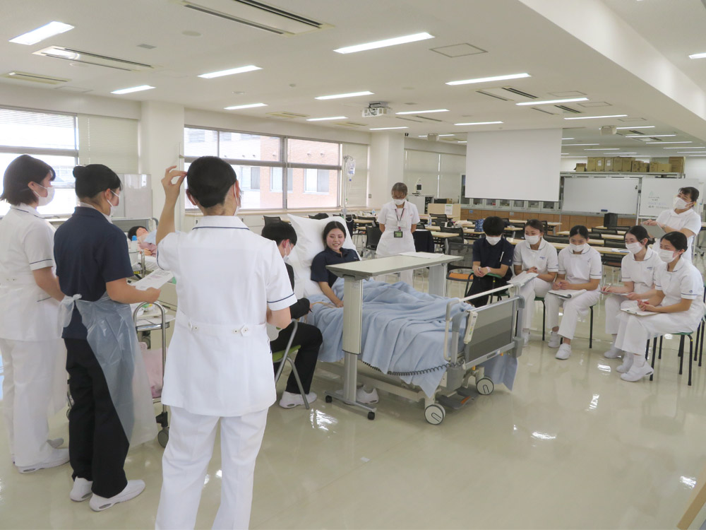 2025年度基礎看護学方法論V (生活援助技術) で総合演習発表会を行いました。[看護学部]