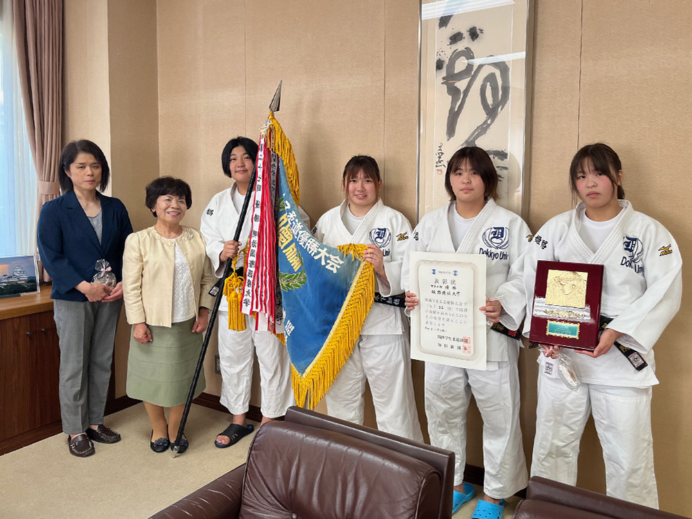柔道部女子チームが学長へ大会優勝の報告を行いました【スポーツ特別選抜室】