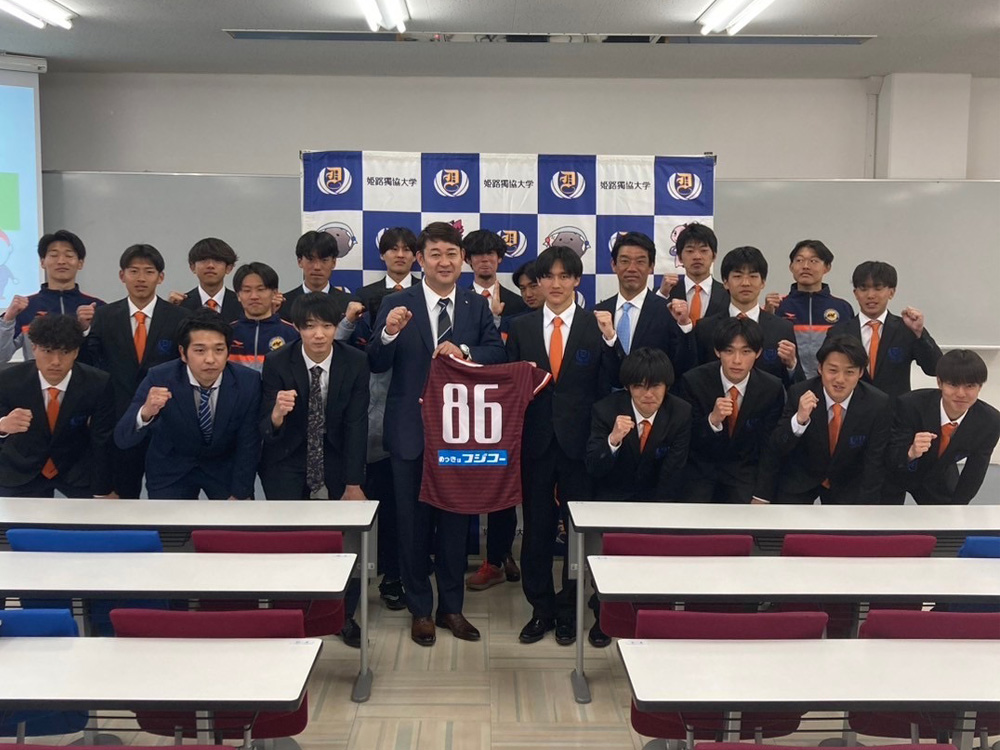 男子サッカー部とフジコー株式会社とのスポンサー契約締結式を行いました。