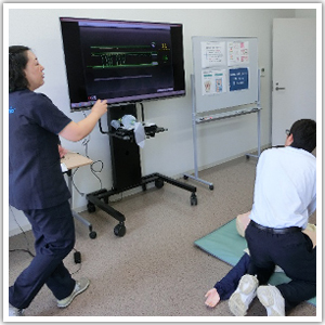 兵庫県 姫路獨協大学 看護学部 CPR(心肺蘇生法)の体験の様子