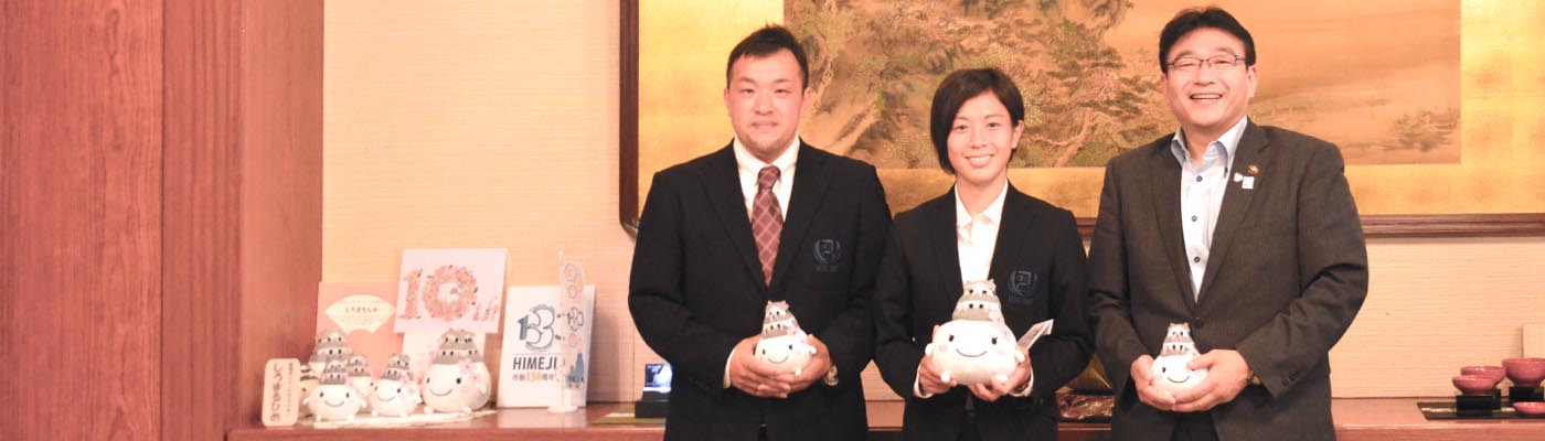 ユニバーシアード競技大会女子サッカー日本代表の原優香さんと藤谷智則監督が姫路市役所を表敬訪問！